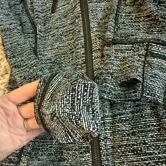 Lululemon Hooded Define Jacket Nulu in Twillines Black and White - Picture 4 of 15